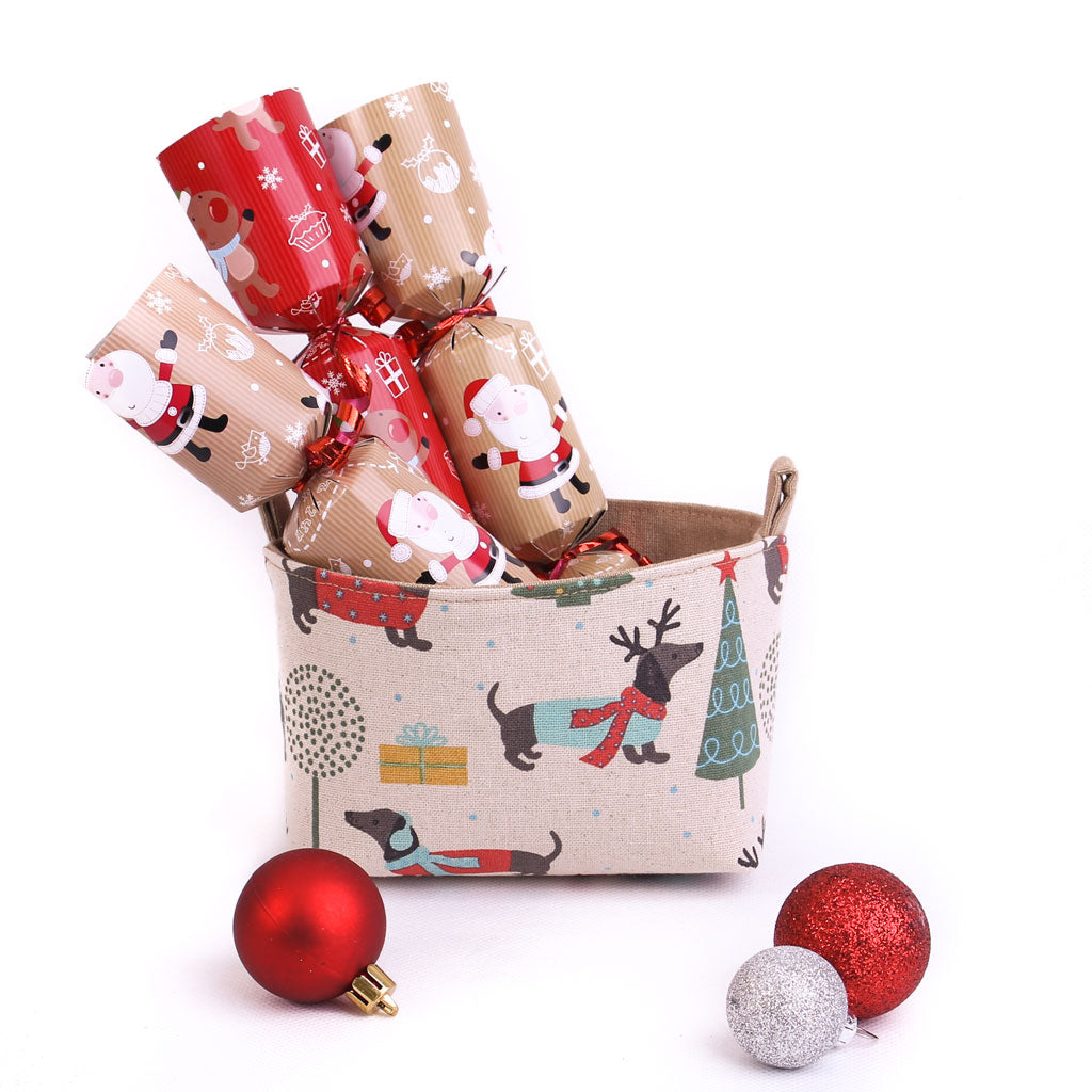 sausage-dogs-xmas-basket-with-christmas-crackers-table-decorations
