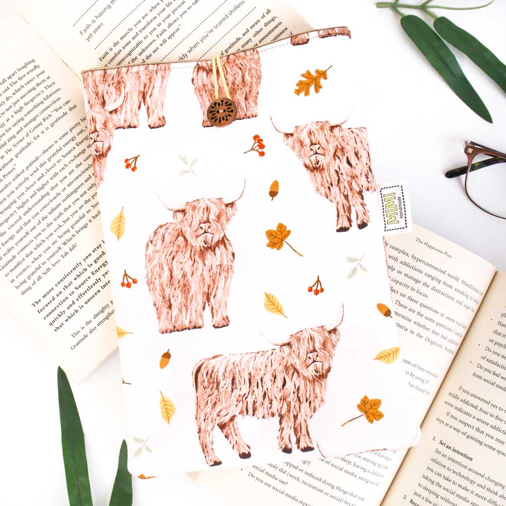 book-sleeve-highland-cows-book-lovers-gifts